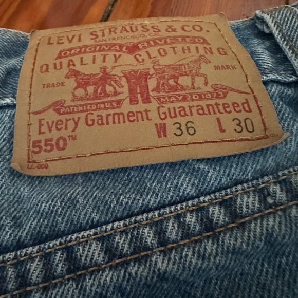 🍊 Levi’s 550 Cutoff Denim Shorts W36 Frayed Hem Vintage Wash (fits women L/XL) - Picture 3 of 10